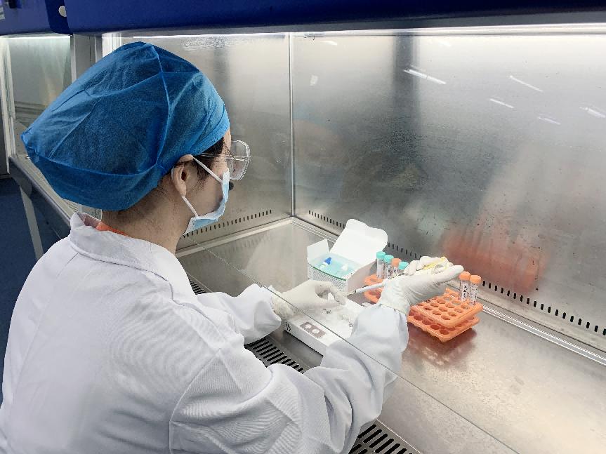 　　(图)金域医学检验技术员正在进行病原体免疫荧光染色法的检测